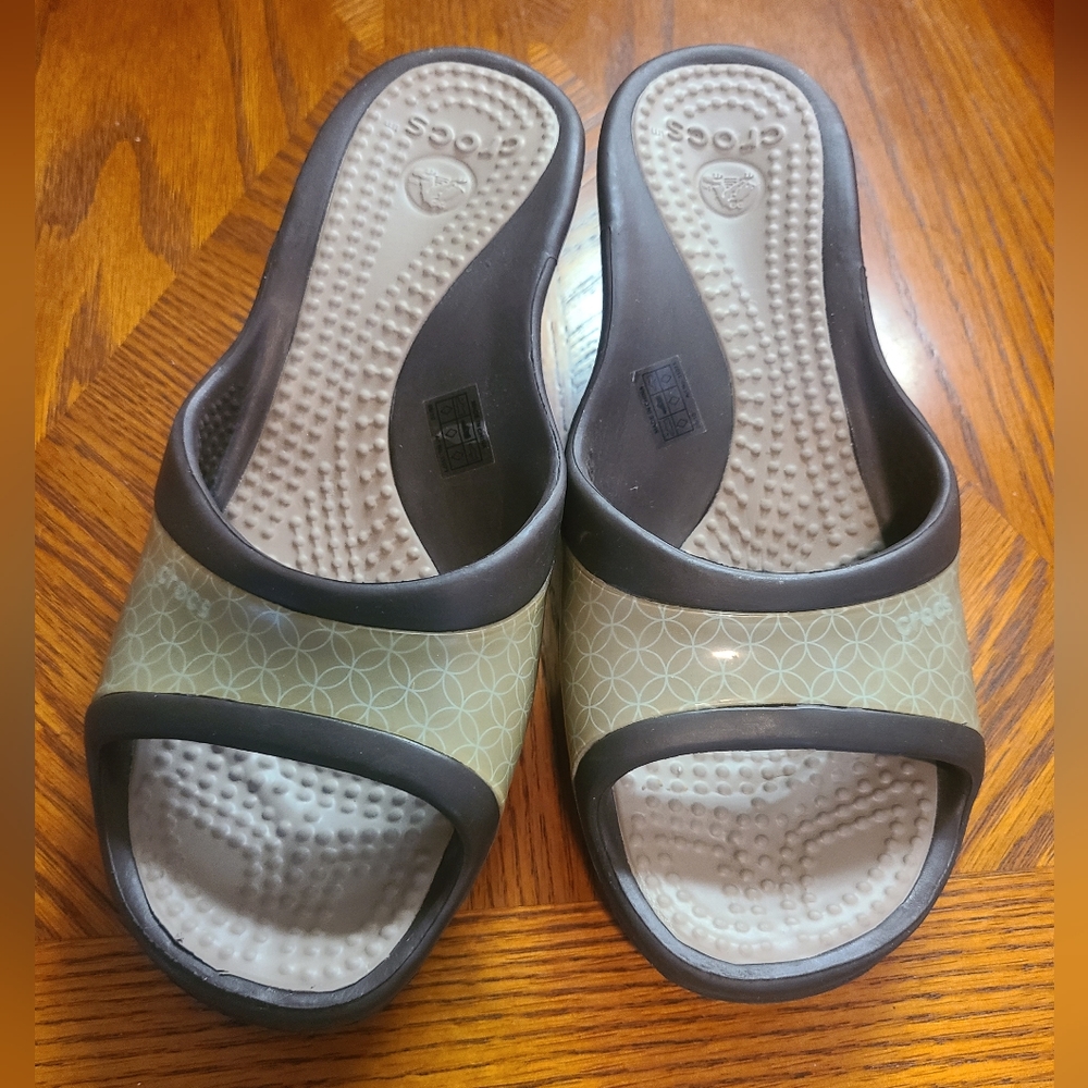 CROCS Sassari Wedge Sandals Green Brown Strap Slip On Comfort Women Size 8